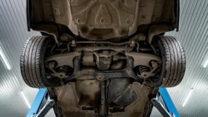 Undersidan av bil utan hasplåt