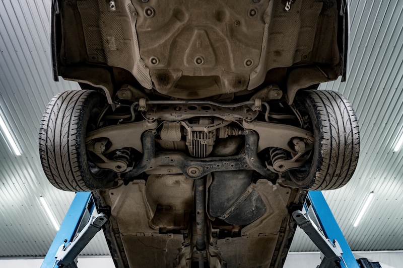 Undersidan av bil utan hasplåt